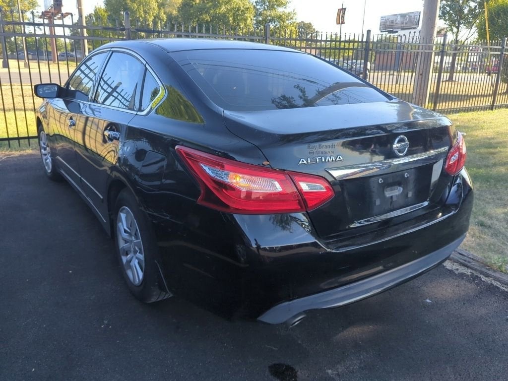 2016 Nissan Altima — detail view