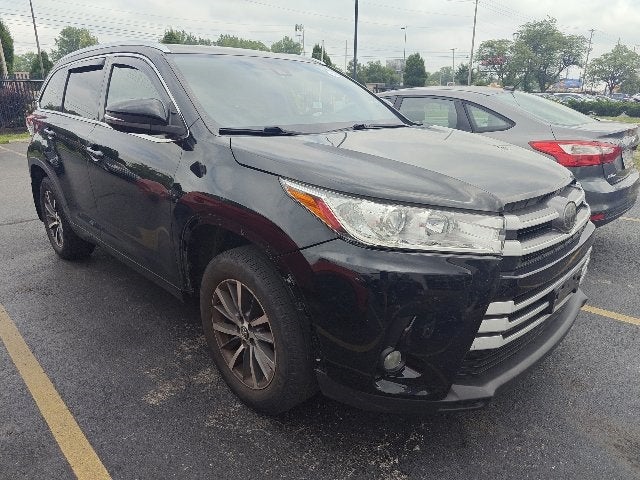 2017 Toyota Highlander XLE in Midnight Black Metallic — front three-quarter view