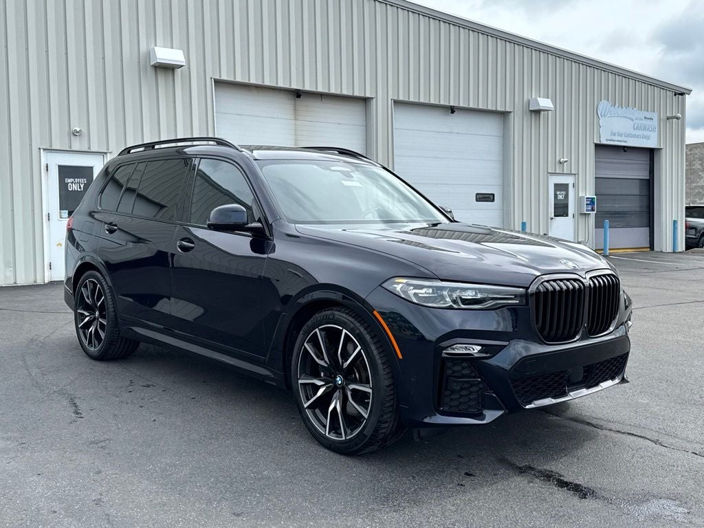 2022 BMW X7 xDrive40i in Carbon Black Metallic — front three-quarter view