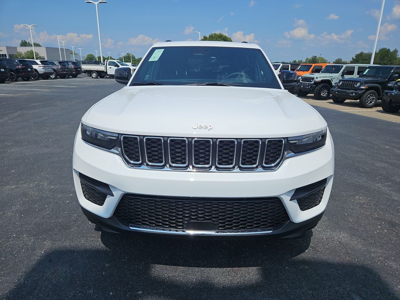 2025 Jeep Grand Cherokee — side profile view