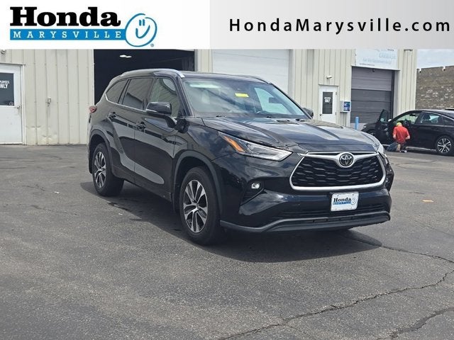 2021 Toyota Highlander XLE in Midnight Black Metallic — front three-quarter view