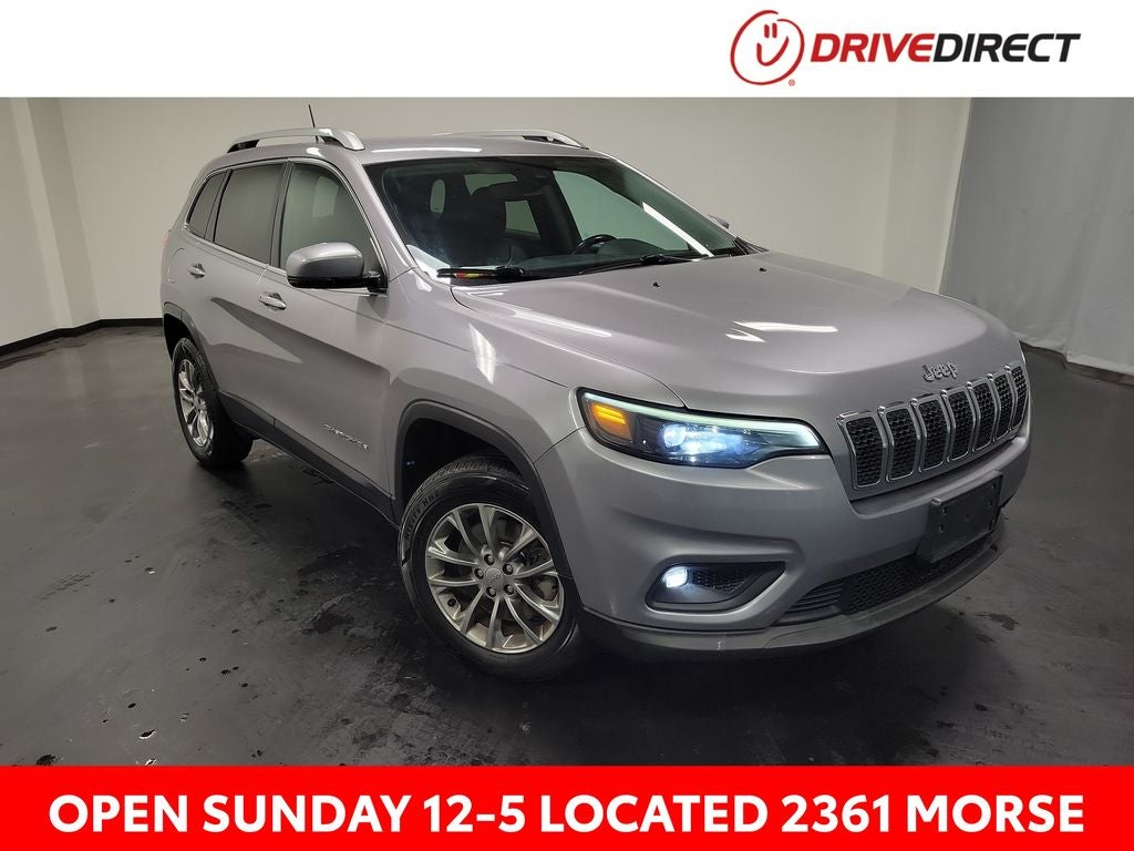 2021 Jeep Cherokee Latitude Lux in Billet Silver Metallic Clearcoat — front three-quarter view