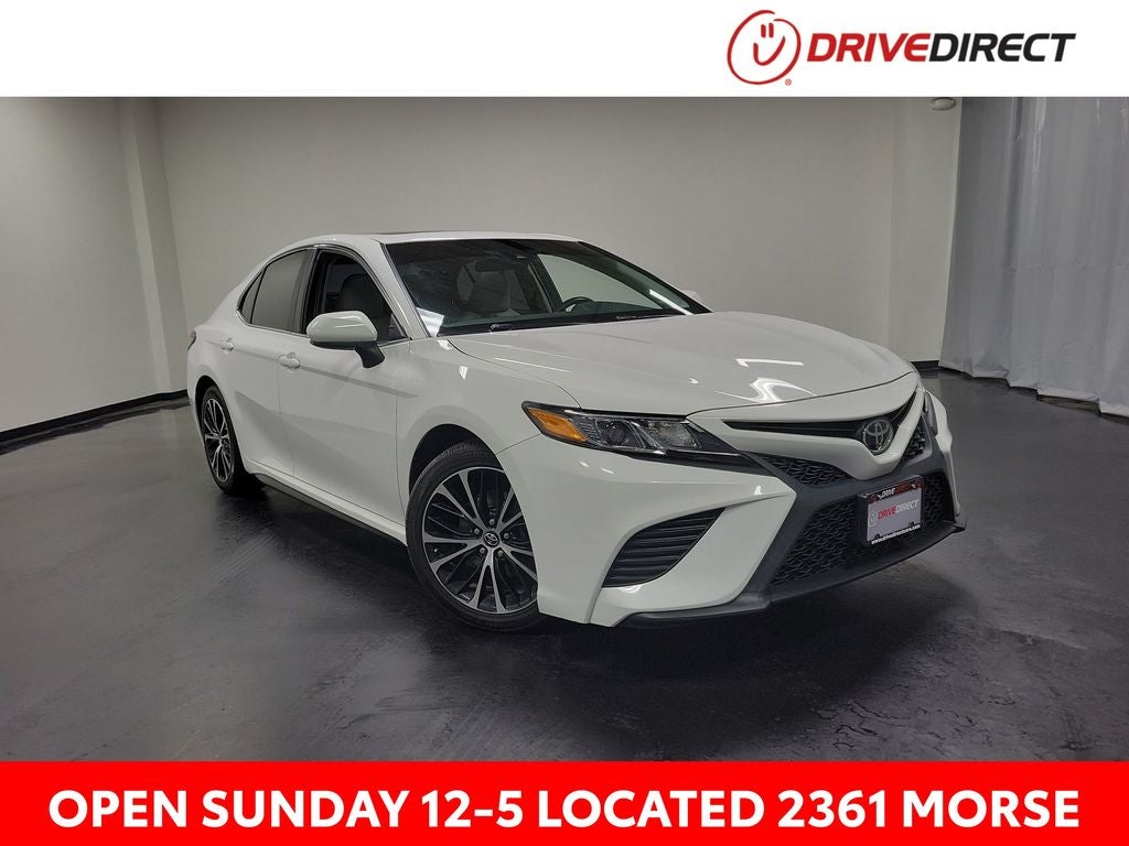 2018 Toyota Camry SE in Super White — front three-quarter view